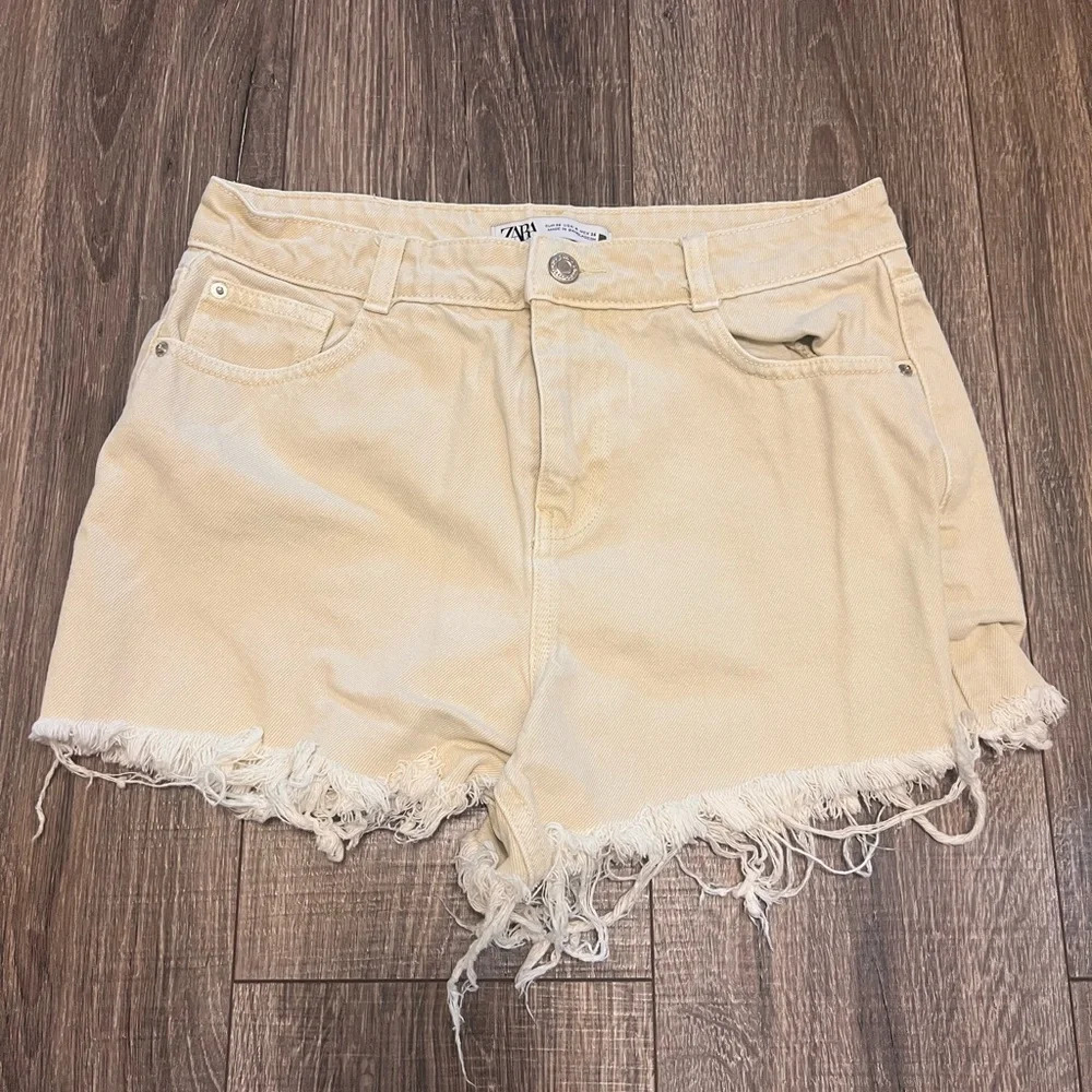 Zara Women’s Yellow Denim Raw Hem Shorts Size 4